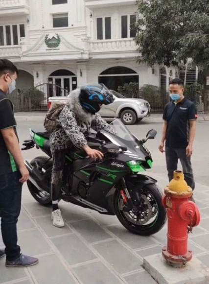 2 Ke No Sung Cuop Ngan Hang Hon 35 Ti Dong Roi Di Mua Xe Phan Khoi Lon Linh An