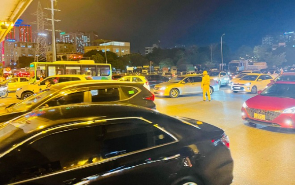 4 Un Un Tung Doan Nguoi Roi Thu Do Trong Dem Ve Que Nghi Le 2 9