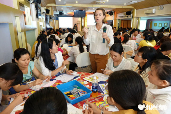 1 Giao Vien Tieng Anh Tieu Hoc Thay Vi Giam Tiet Hay Tang Luong