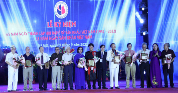 1 Rieng Linh Vuc San Khau Co 229 Nghe Si Nhan Dan 1208 Nghe Si Uu Tu