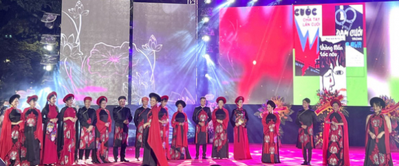 2 Rieng Linh Vuc San Khau Co 229 Nghe Si Nhan Dan 1208 Nghe Si Uu Tu