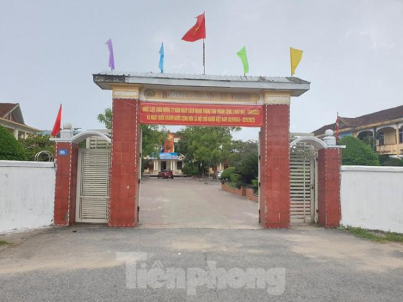 2 Phu Huynh Buc Xuc Vi Hoc Sinh Muon Den Truong Phai Tu Bo Tien Mua Ban Ghe