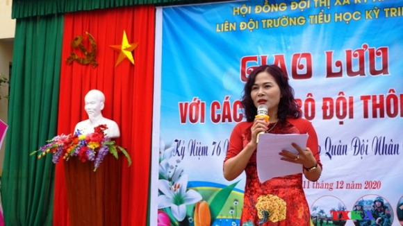 4 Phu Huynh Buc Xuc Vi Hoc Sinh Muon Den Truong Phai Tu Bo Tien Mua Ban Ghe