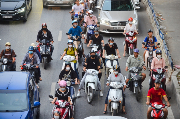 10 Dau Dau Canh Xe May Chay Bat Chap Luat Le Ngang Nhien Vi Pham Ngay Truoc Mat Csgt O Ha Noi