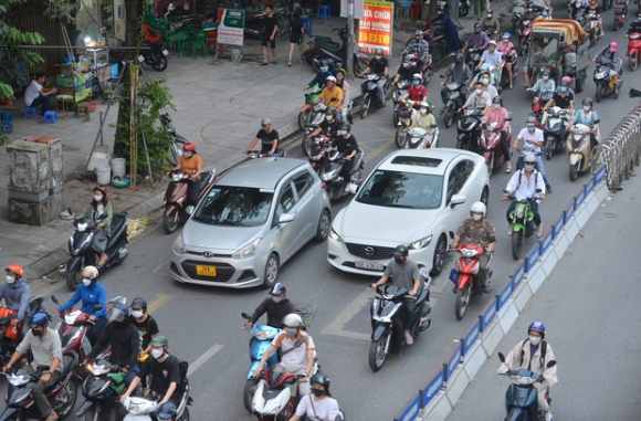 11 Dau Dau Canh Xe May Chay Bat Chap Luat Le Ngang Nhien Vi Pham Ngay Truoc Mat Csgt O Ha Noi