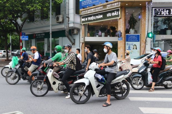 12 Dau Dau Canh Xe May Chay Bat Chap Luat Le Ngang Nhien Vi Pham Ngay Truoc Mat Csgt O Ha Noi