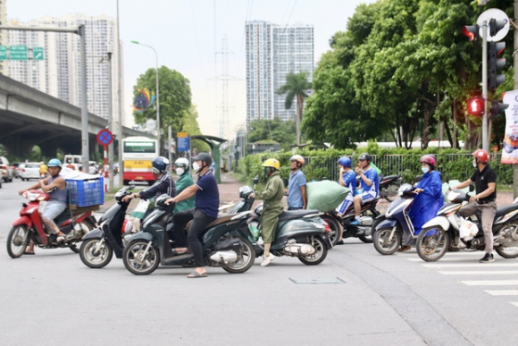 13 Dau Dau Canh Xe May Chay Bat Chap Luat Le Ngang Nhien Vi Pham Ngay Truoc Mat Csgt O Ha Noi