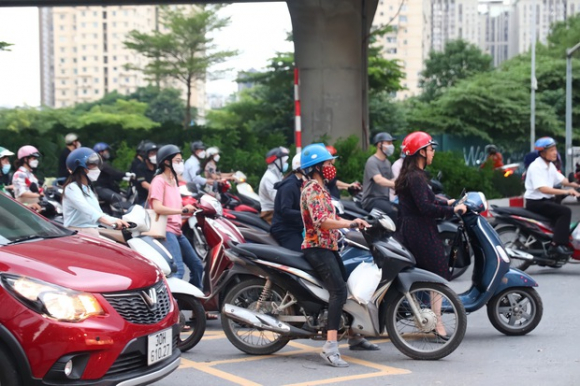 14 Dau Dau Canh Xe May Chay Bat Chap Luat Le Ngang Nhien Vi Pham Ngay Truoc Mat Csgt O Ha Noi