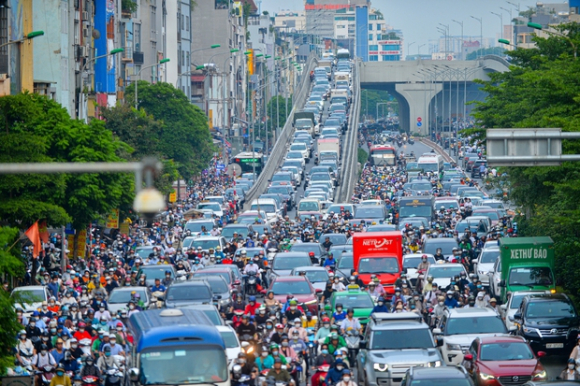 1 Dau Dau Canh Xe May Chay Bat Chap Luat Le Ngang Nhien Vi Pham Ngay Truoc Mat Csgt O Ha Noi