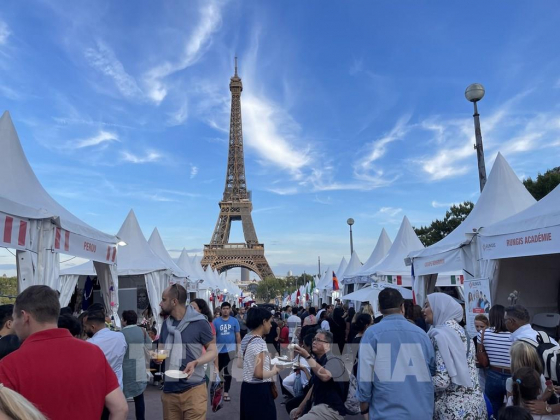 1 Viet Nam Tham Du Lang Am Thuc Quoc Te Duoi Chan Thap Eiffel