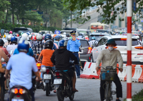 2 Dau Dau Canh Xe May Chay Bat Chap Luat Le Ngang Nhien Vi Pham Ngay Truoc Mat Csgt O Ha Noi