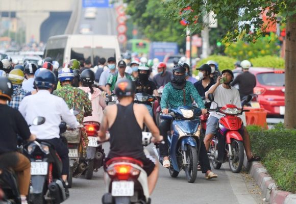 3 Dau Dau Canh Xe May Chay Bat Chap Luat Le Ngang Nhien Vi Pham Ngay Truoc Mat Csgt O Ha Noi