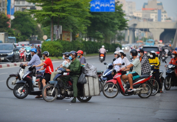 4 Dau Dau Canh Xe May Chay Bat Chap Luat Le Ngang Nhien Vi Pham Ngay Truoc Mat Csgt O Ha Noi