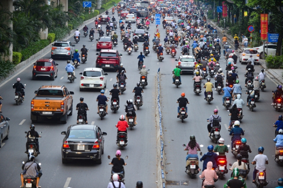 8 Dau Dau Canh Xe May Chay Bat Chap Luat Le Ngang Nhien Vi Pham Ngay Truoc Mat Csgt O Ha Noi