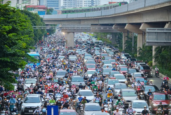 9 Dau Dau Canh Xe May Chay Bat Chap Luat Le Ngang Nhien Vi Pham Ngay Truoc Mat Csgt O Ha Noi