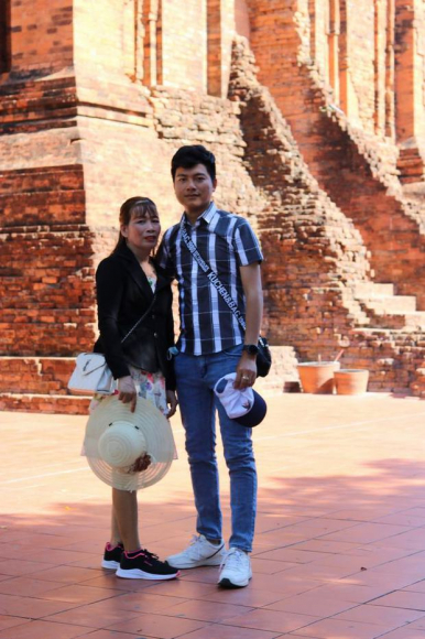 2 Me Vat Va Lam Phu Ho Con Trai 31 Tuoi Bao Hieu Tang 2 Manh Dat Dua Me Di Du Lich Khap Noi