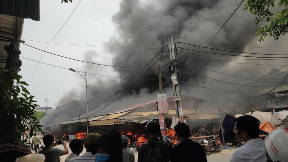 1 Hung Yen Cho Ngoc Lich Boc Chay Du Doi