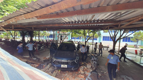 1 Chay Giat Lui Xuyen Thung Buc Tuong O To Huc Xe May Vang Tu Tung