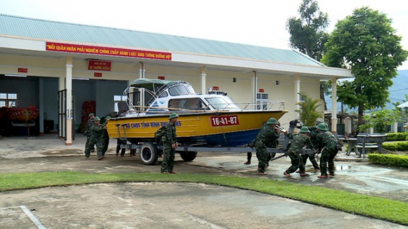 8 Quan Doi Dieu Dong May Bay Xe Thiet Giap San Sang Giup Dan Chong Bao