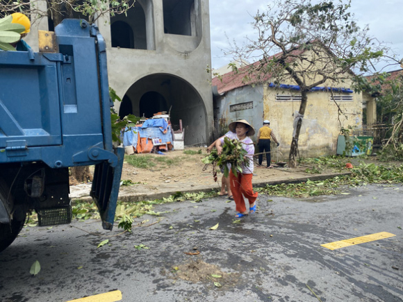 6 Bao Tan Nguoi Dan Hoi An Di So Tan Tro Ve Gio On Roi Tai Qua Nan Khoi