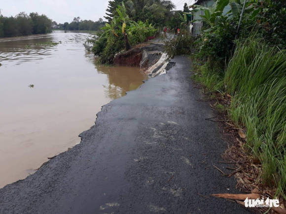 3 Hon 40m Duong Do Sup Xuong Song Hang Tram Ho Dan Mat Duong Di