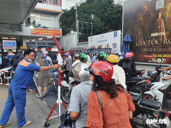 2 Dam Mua Ca Tieng Di 5km Toi Ba Cay Xang Moi Do Duoc Xang
