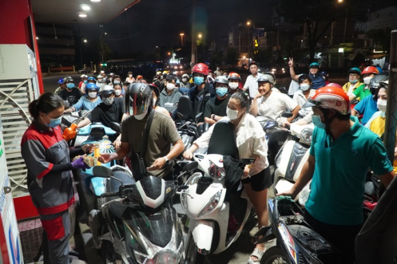 1 Tai Xe Cong Nghe Huy Chuyen Nhieu Nguoi Tat App Vi Het Xang