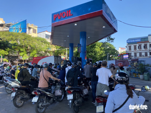 3 Nguoi Dan Ha Noi Cung Met Moi Xep Hang Cho Do Xang