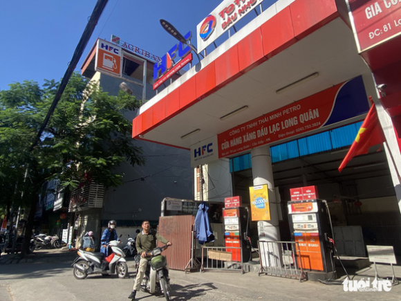 4 Nguoi Dan Ha Noi Cung Met Moi Xep Hang Cho Do Xang
