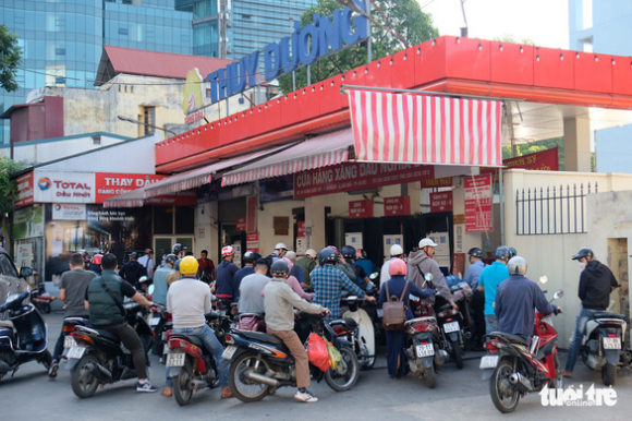 5 Nguoi Dan Ha Noi Cung Met Moi Xep Hang Cho Do Xang