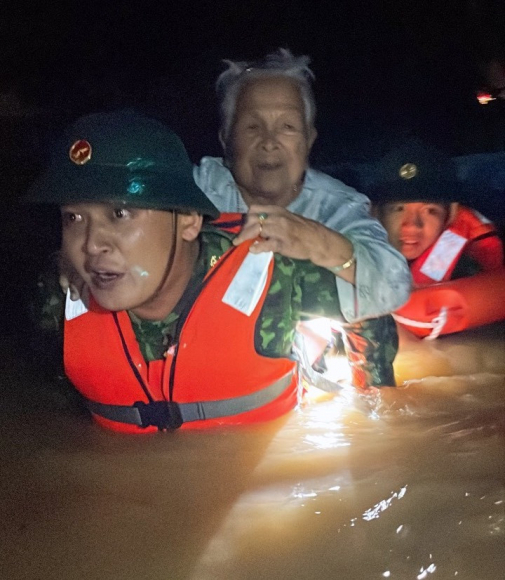 9 Xuyen Dem Cuu Nguoi Mac Ket Trong Bien Nuoc O Da Nang
