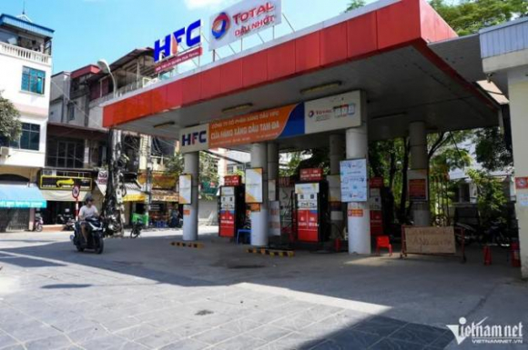 2 Nhieu Tram Xang Dau O Ha Noi Treo Bien Het Xang Nghi Ban Nguoi Di Duong Gap Kho