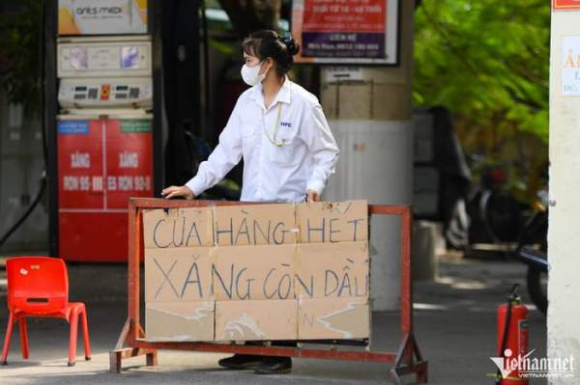 3 Nhieu Tram Xang Dau O Ha Noi Treo Bien Het Xang Nghi Ban Nguoi Di Duong Gap Kho