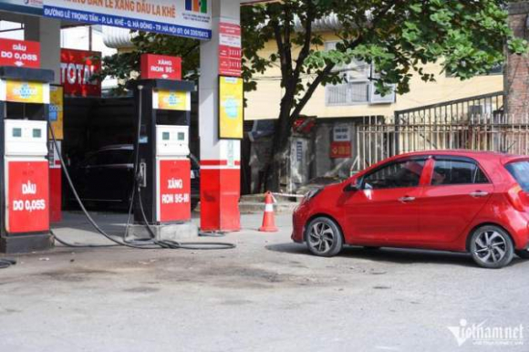 4 Nhieu Tram Xang Dau O Ha Noi Treo Bien Het Xang Nghi Ban Nguoi Di Duong Gap Kho