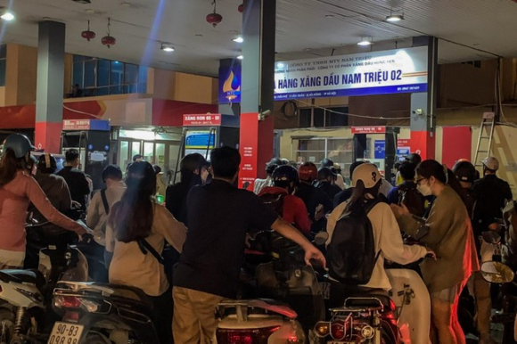 12 Nguoi Dan Ha Noi Xep Hang Dai Luc Nua Dem De Do Xang