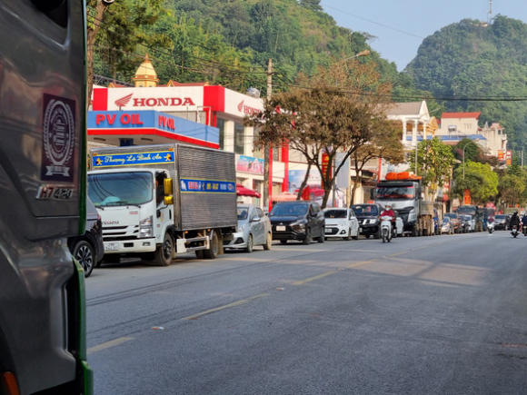 2 Dan Mien Nui Lao Cai Son La Cung Di Xa Nay Huyen No Tim Cho Xep Hang Do Xang