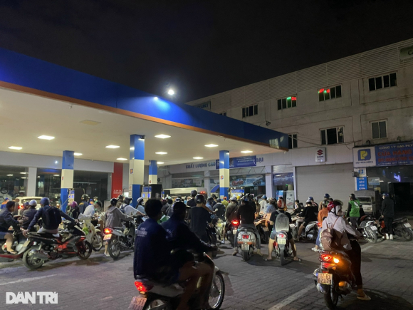 3 Ha Noi Dao Lon Sinh Hoat Vi Kho So Xep Hang Mua Xang Tu Nua Dem