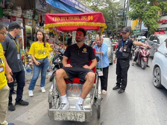 2 Cau Thu Duc Di Xich Lo Check In Ca Phe Duong Tau Ha Noi