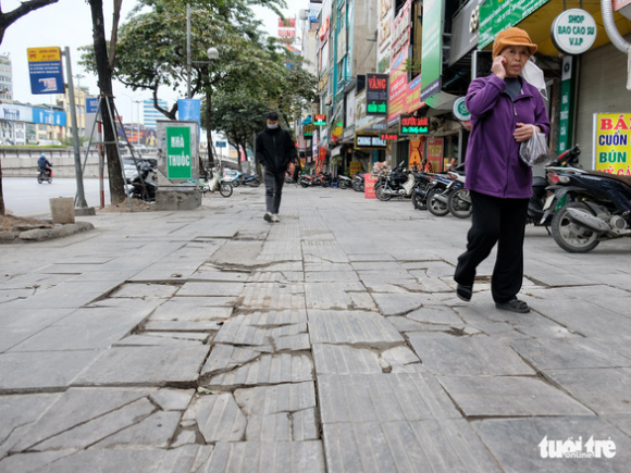 2 Giam Doc So Xay Dung Ha Noi Da Via He Nut Mot Phan Do Mua Xuong Da Gian No Tu Vo