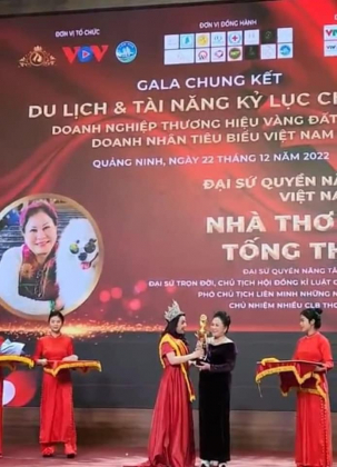 8 Truong Ban To Chuc Vu Phong Tang Danh Hieu Nha Tho The Gioi Chung Toi Khong Lam Gi Sai