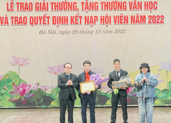 2 Nha Van Nguyen Huy Thiep Duoc Tang Thuong Thanh Tuu Van Hoc Tron Doi