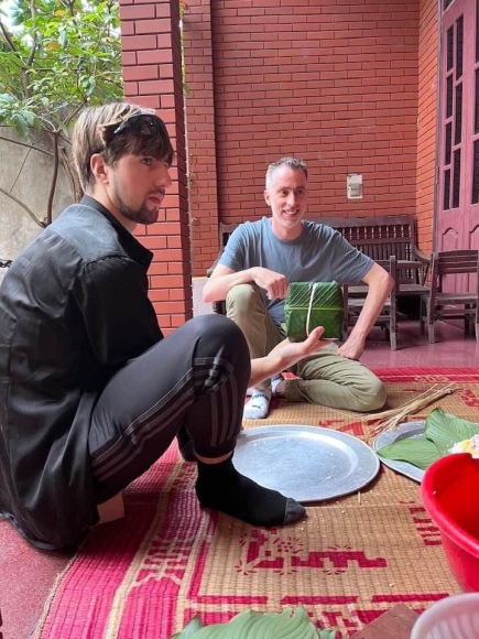 7 Dai Su Anh Nhan Vien Su Quan Canada Goi Banh Chung Don Tet