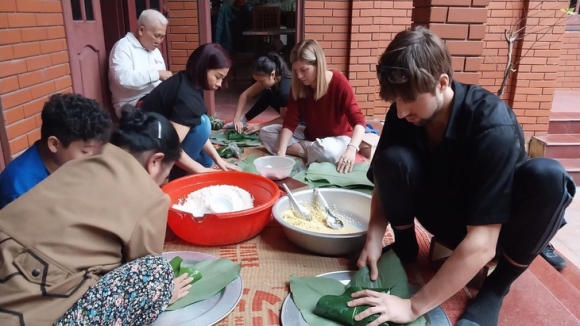 8 Dai Su Anh Nhan Vien Su Quan Canada Goi Banh Chung Don Tet