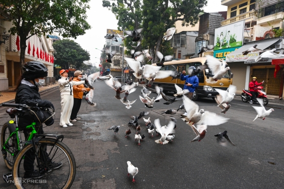 2 Ha Noi Va Tphcm Yen Binh Sang Mung 1 Tet