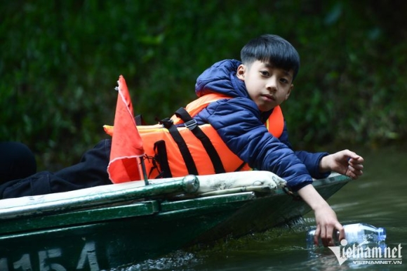 10 Un Tac Thuyen Be Khi Hang Nghin Nguoi Do Ve Trang An Du Xuan