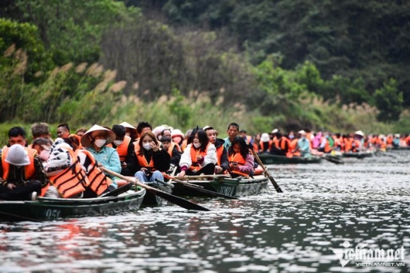 13 Un Tac Thuyen Be Khi Hang Nghin Nguoi Do Ve Trang An Du Xuan