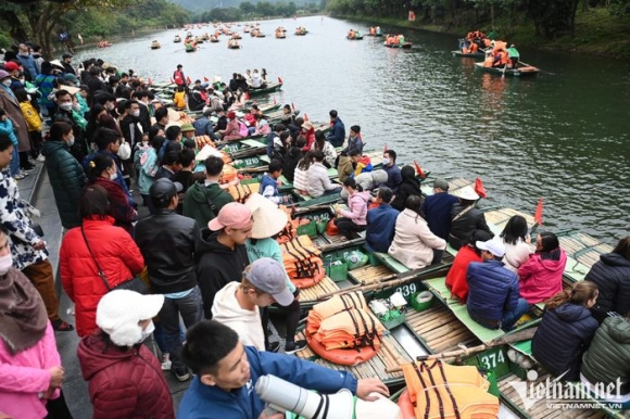 1 Un Tac Thuyen Be Khi Hang Nghin Nguoi Do Ve Trang An Du Xuan