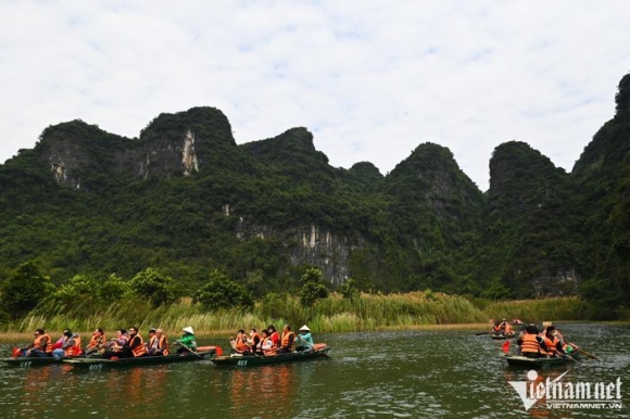 7 Un Tac Thuyen Be Khi Hang Nghin Nguoi Do Ve Trang An Du Xuan