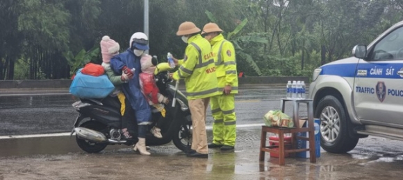 1 Nguoi Dan Tro Lai Mien Nam Sau Tet Xuc Dong Nhan Qua Tu Csgt