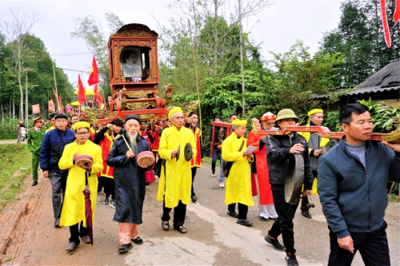 3 Nghin Nguoi Ruoc Bao Vat Vua Ham Nghi